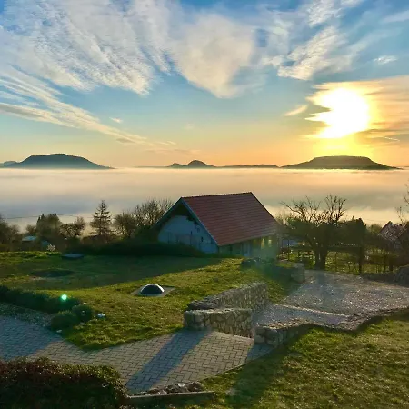 Oereghegyi Panorama Villa, Villa